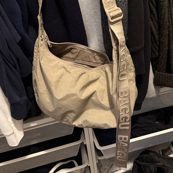 Baggu medium crescent in dove - Picture 6 of 6